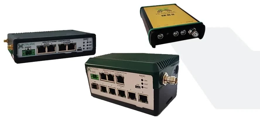 Radios industriales XetaWave en formato de riel y de caja, con puertos Ethernet, puertos serie y conector de antena.