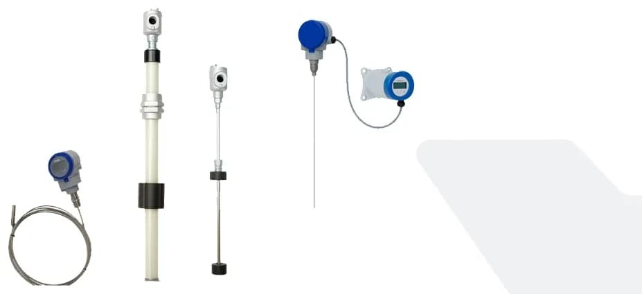 Instrumentos Electrolab de nivel para tanques: sondas de distinta longitud, transmisores con cabezal e indicador local.