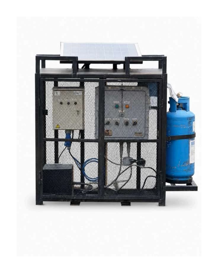Gabinete enmallado con el tablero de ignición, la pipeta de gas piloto y su panel solar instalado.